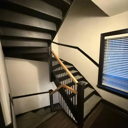 2 On The Red Line Apartment *