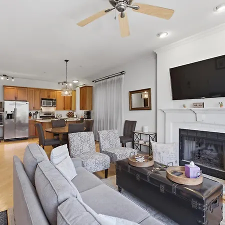Apartment Heart Of East Village 2-bed 2-bath Peaceful Oasis Chicago