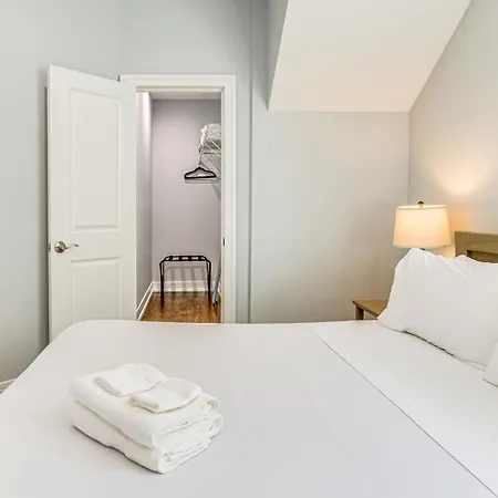 Walk To Blue Line: Sleek In Bucktown! Apartment Chicago