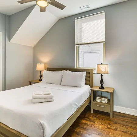 Apartment Walk To Blue Line: Sleek In Bucktown! Chicago