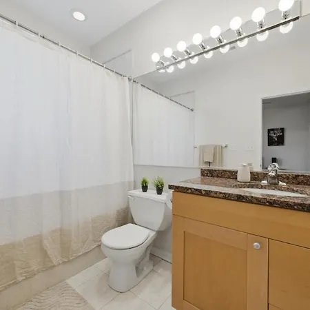 Closest To The United Center 3 Bedrooms & Futon * Chicago