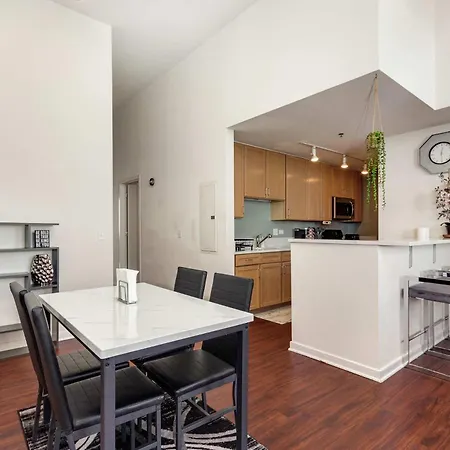 Apartment Downtown With Free In & Out Parking-2 *