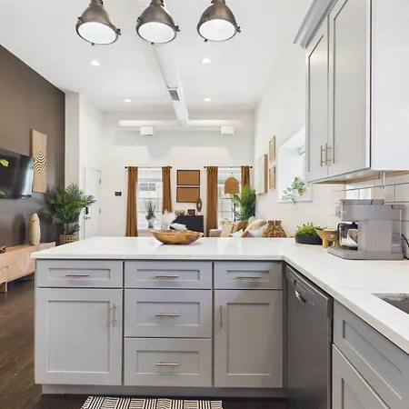 Bright & Spacious Boho Oasis A Warm Retreat Apartment *