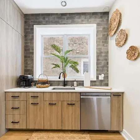 Modern Zen Retreat Mins From Downtown Apartment