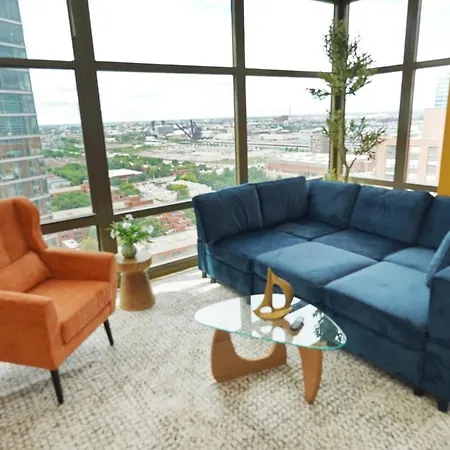 Luxury 21st Floor Skyline Views Near Grant Park Apartment