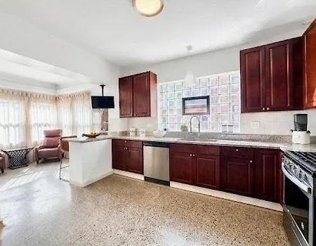 Steps To & Designer Lakefront With Free Parking Apartment