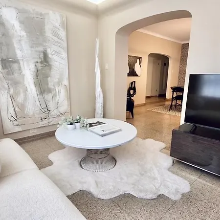 Steps To & Designer Lakefront With Free Parking Apartment