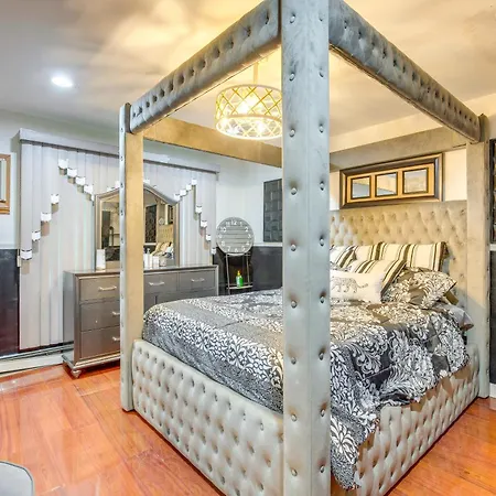 Walk To Stores & Parks! Stylish Apartment Chicago
