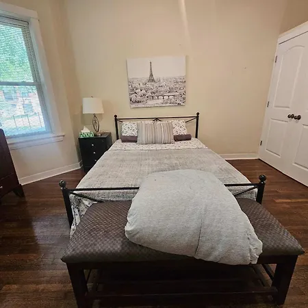 Apartment 2 Bedroom Unit In Uptown Chicago