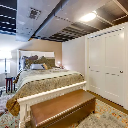 Cozy Retreat Near Wrigley & Universities