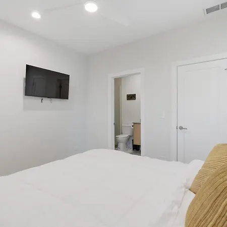Black Gallery Solar 2br Woodlawn Chicago