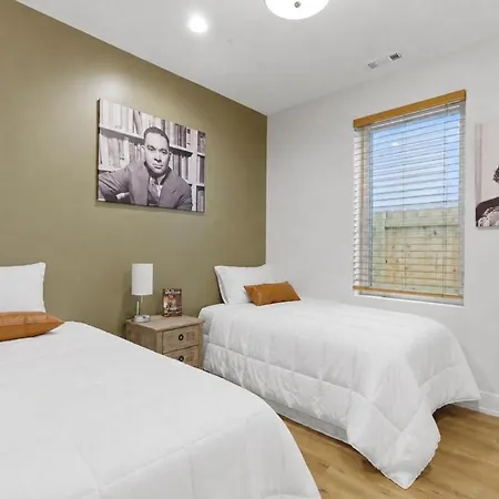 Black Gallery Solar 2br Woodlawn Apartment