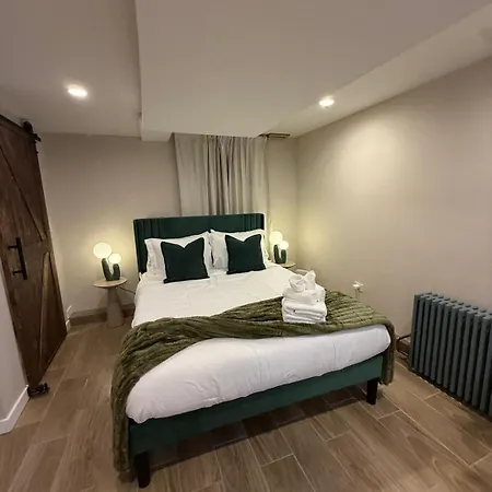Near Wrigley • Sleeps 4 • Games + Fireplace Apartment *