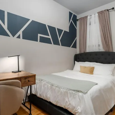 Flexhome Ukrainian Village • 2br • Convenient Walkability - Sleeps 6 * Chicago