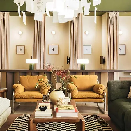 Apartment Landing Spectacular In Lincoln Park Chicago