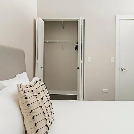 Landing Stylish 2bd Gym Rooftop Lounge * Chicago