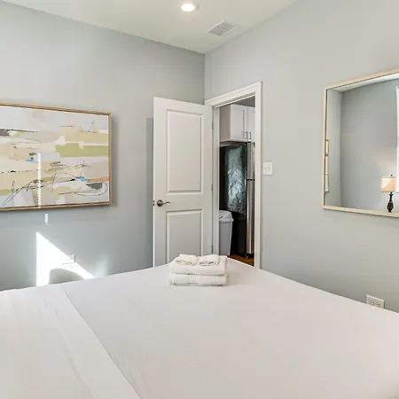 Walk To Blue Line: Sleek In Bucktown! Apartment