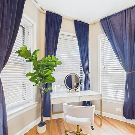 Luxury Wrigley Getaway 2br Parking * Chicago