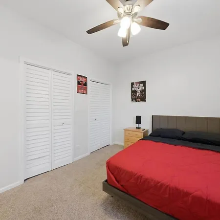Closest To The United Center 3 Bedrooms & Futon