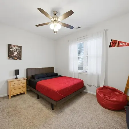 Closest To The United Center 3 Bedrooms & Futon Apartment *