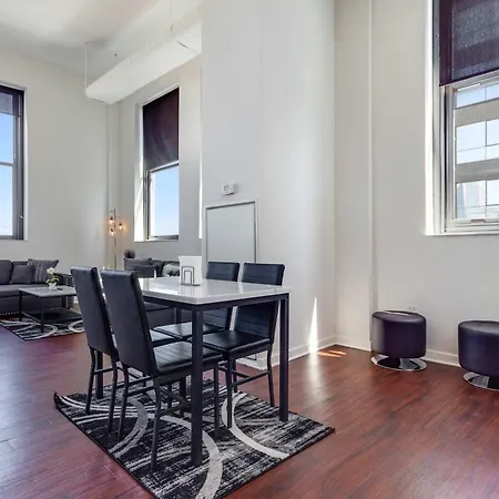 Downtown With Free In & Out Parking-2 Apartment