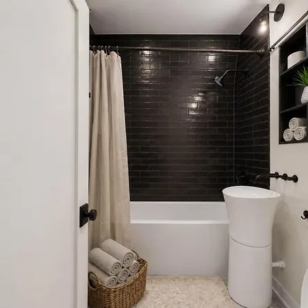 Modern Zen Retreat Mins From Downtown Apartment *