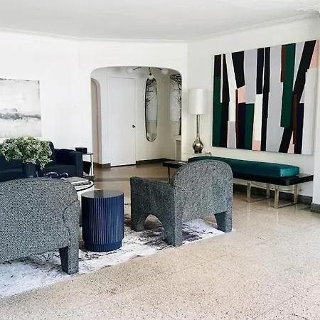 Apartment Steps To & Designer Lakefront With Free Parking *