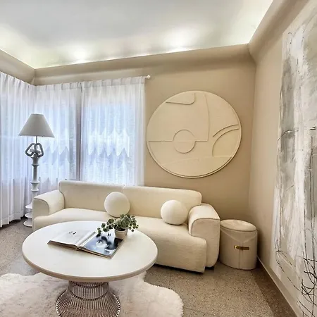 Steps To & Designer Lakefront With Free Parking Apartment Chicago