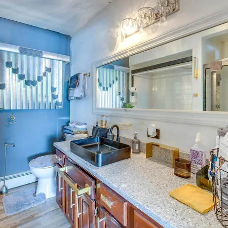 Apartment Walk To Stores & Parks! Stylish