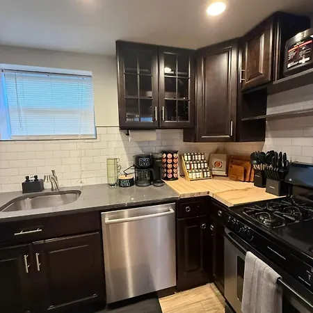 Near Wrigley • Sleeps 4 • Games + Fireplace * Chicago