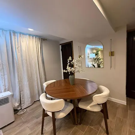 Near Wrigley • Sleeps 4 • Games + Fireplace Apartment