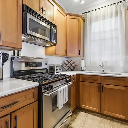 Heart Of East Village 2-bed 2-bath Peaceful Oasis Apartment Chicago