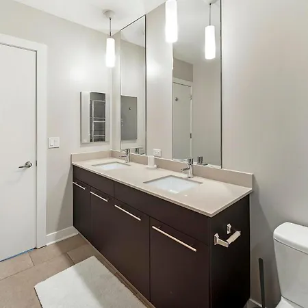 Landing Stylish 2bd Gym Rooftop Lounge Apartment
