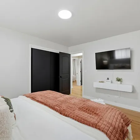 3br Near O'hare • Office • Coffee Bar • Sleeps 9 Chicago