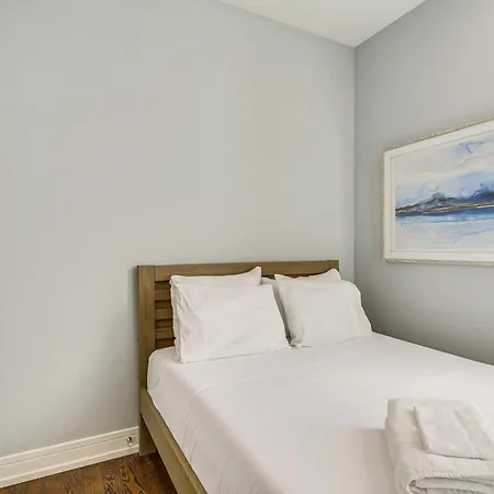 Walk To Blue Line: Sleek In Bucktown! Apartment