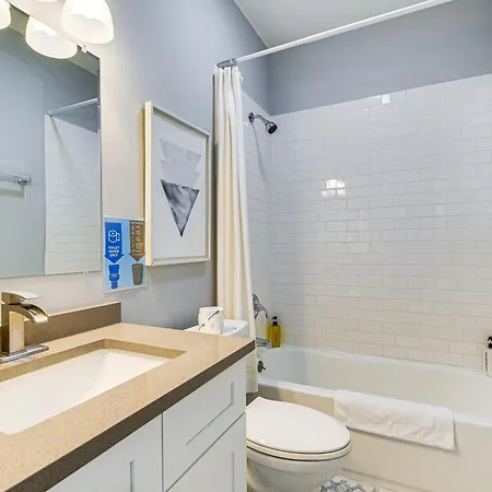 Walk To Blue Line: Sleek In Bucktown! Chicago