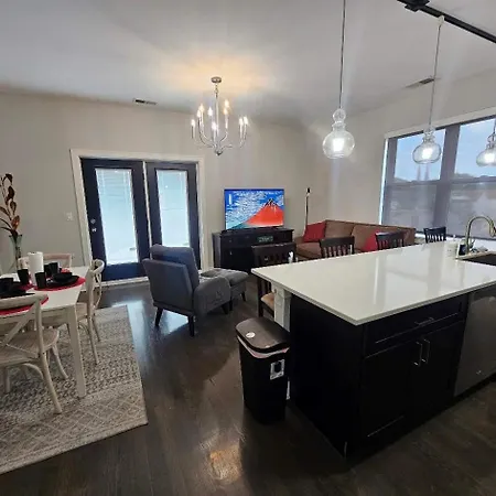 Spacious Modern Pilsen Retreat Sleeps 8 Near Downtown Apartment