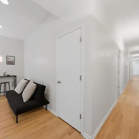 Closest To The United Center 3 Bedrooms & Futon Apartment Chicago