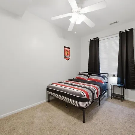 Closest To The United Center 3 Bedrooms & Futon