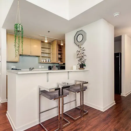 Apartment Downtown With Free In & Out Parking-2 *