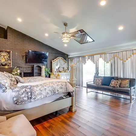 Walk To Stores & Parks! Stylish Apartment Chicago