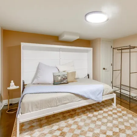 Cozy Retreat Near Wrigley & Universities *