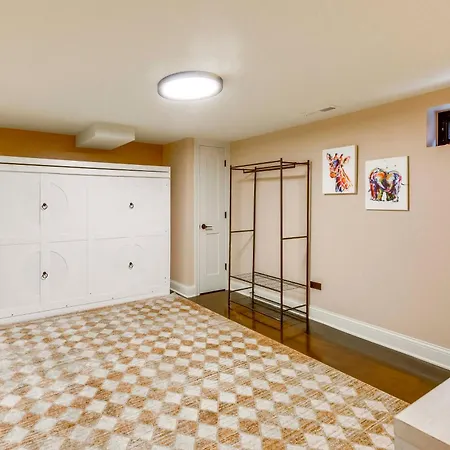 Cozy Retreat Near Wrigley & Universities Apartment *