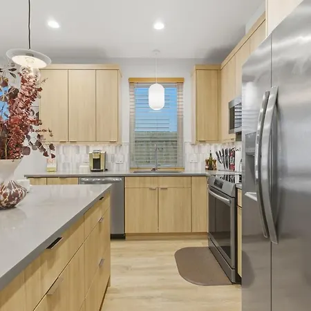 Black Gallery Solar 2br Woodlawn * Chicago