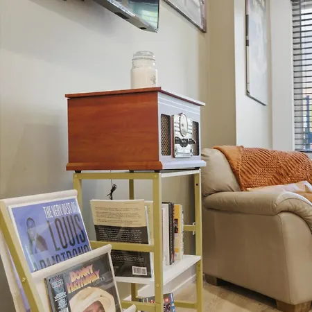 Black Gallery Solar 2br Woodlawn Apartment