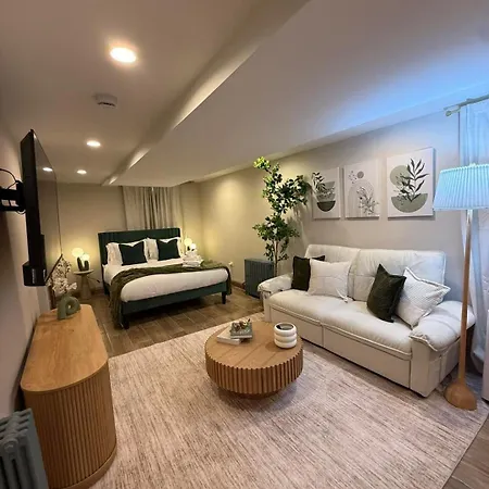 Near Wrigley • Sleeps 4 • Games + Fireplace Chicago