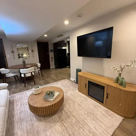 Apartment Near Wrigley • Sleeps 4 • Games + Fireplace Chicago