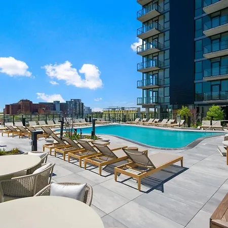 Landing Incredible 1bd Gym Pool Chicago