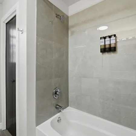 3br Near O'hare • Office • Coffee Bar • Sleeps 9