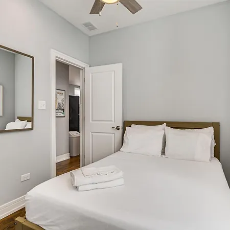 Walk To Blue Line: Sleek In Bucktown! *